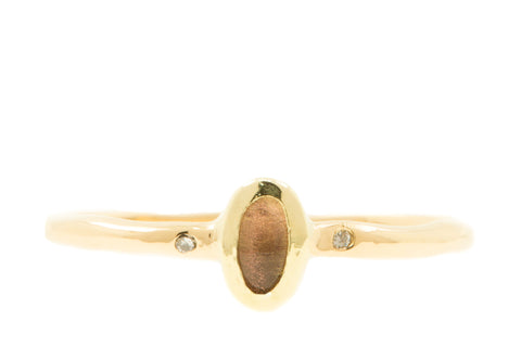Fairtrade en handgemaakte ring met ovale cabochon zonnesteen en diamantjes