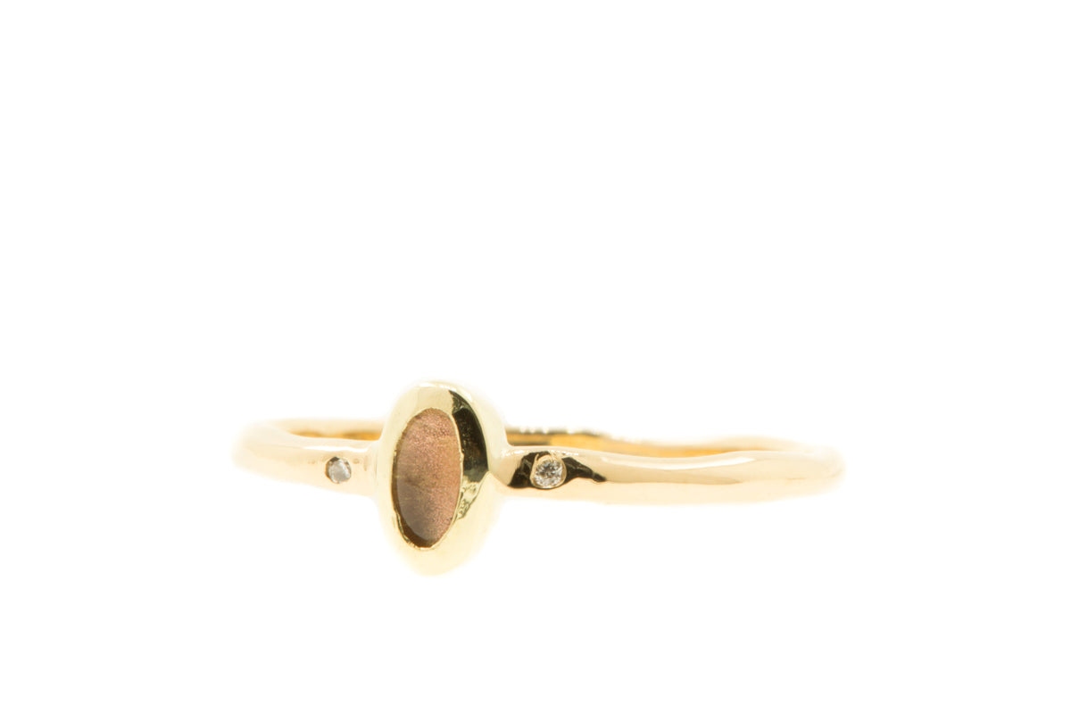 Fairtrade en handgemaakte ring met ovale cabochon zonnesteen en diamantjes