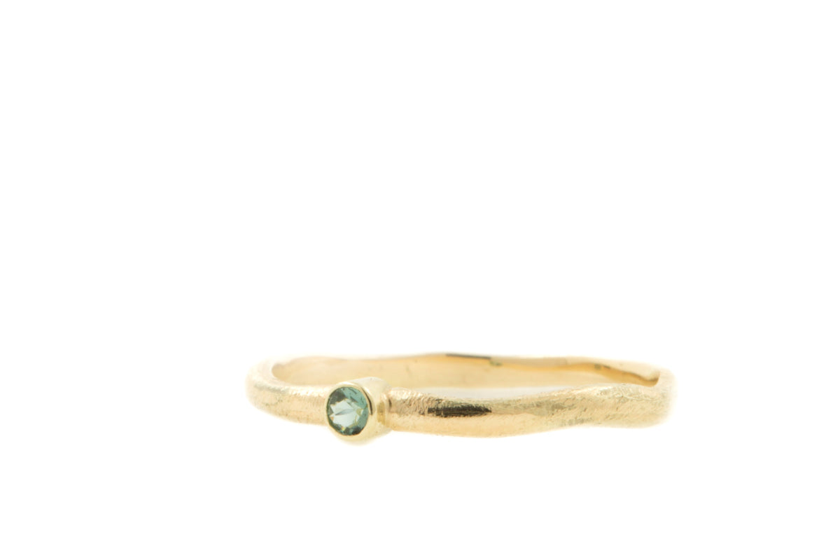 Handgemaakte en fairtrade organische geelgouden ring met seafoam toermalijn