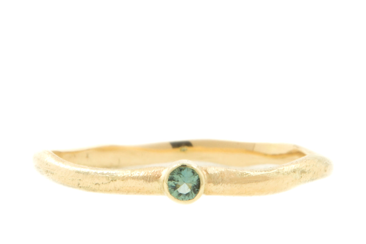 Handgemaakte en fairtrade organische geelgouden ring met seafoam toermalijn