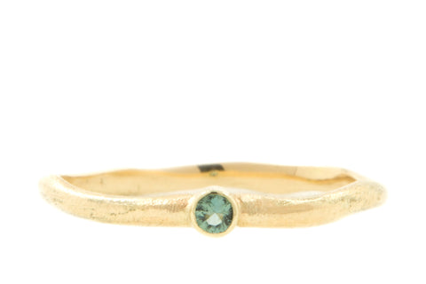 Handgemaakte en fairtrade organische geelgouden ring met seafoam toermalijn