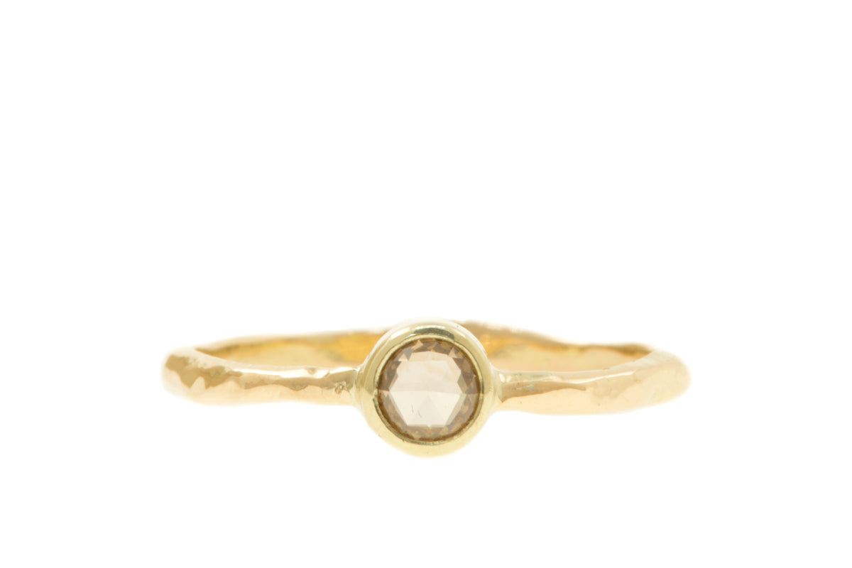 Handgemaakte en fairtrade fijne gehamerde geelgouden ring met roosgeslepen bruine diamant