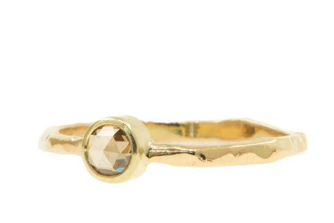 Handgemaakte en fairtrade fijne gehamerde geelgouden ring met roosgeslepen bruine diamant