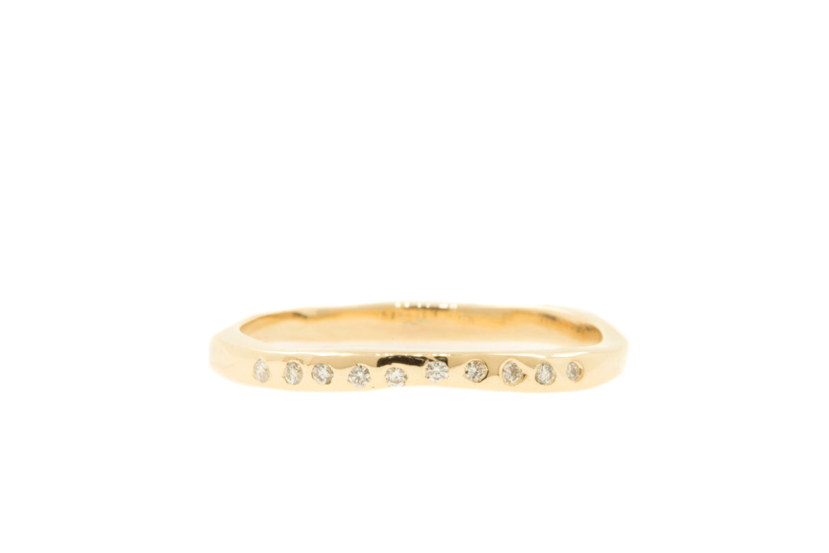 Handgemaakte en fairtrade brede chunky geelgouden ring met tien kleine fairtrade diamantjes