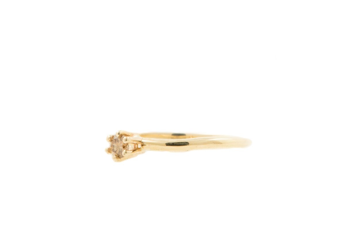 Handgemaakte en fairtrade fijne gehamerde geelgouden ring met bruine diamant