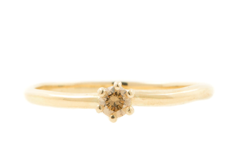 Handgemaakte en fairtrade fijne gehamerde geelgouden ring met bruine diamant