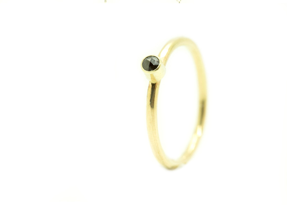 Handgemaakte en fairtrade fijne gehamerde gouden ring met donkere roosgeslepen diamant