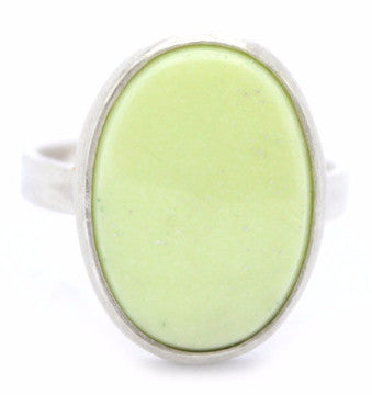 Handgemaakte ring met groene chrysopraas 