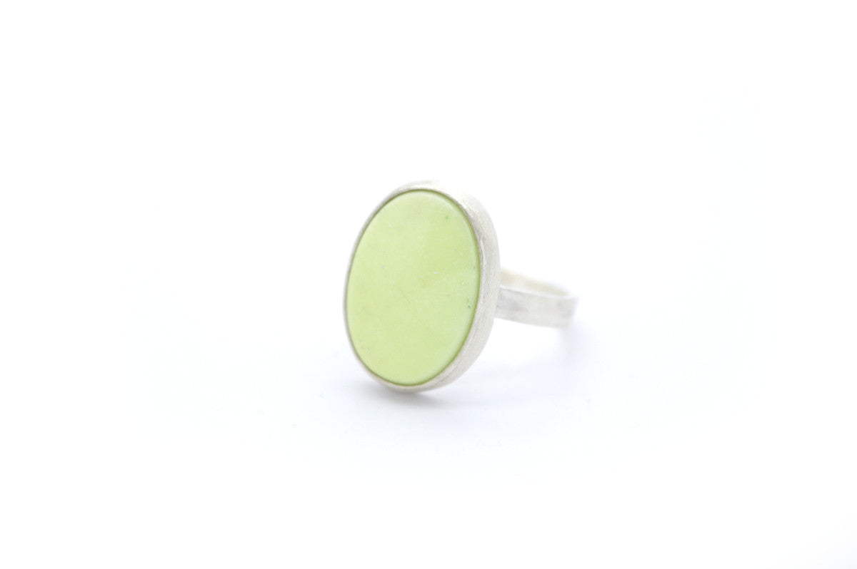 Handgemaakte ring met groene chrysopraas 