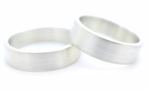 Zilveren matte handgemaakte en fairtrade trouwringen