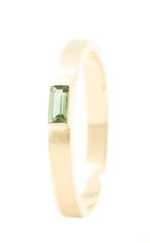 Handgemaakte en fairtrade gouden ring met baguette geslepen groene toermalijn