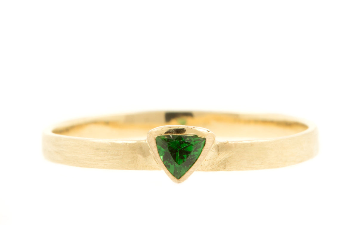 Handgemaakte en fairtrade gehamerde fijne geelgouden ring met driehoekige groene chroom diopside