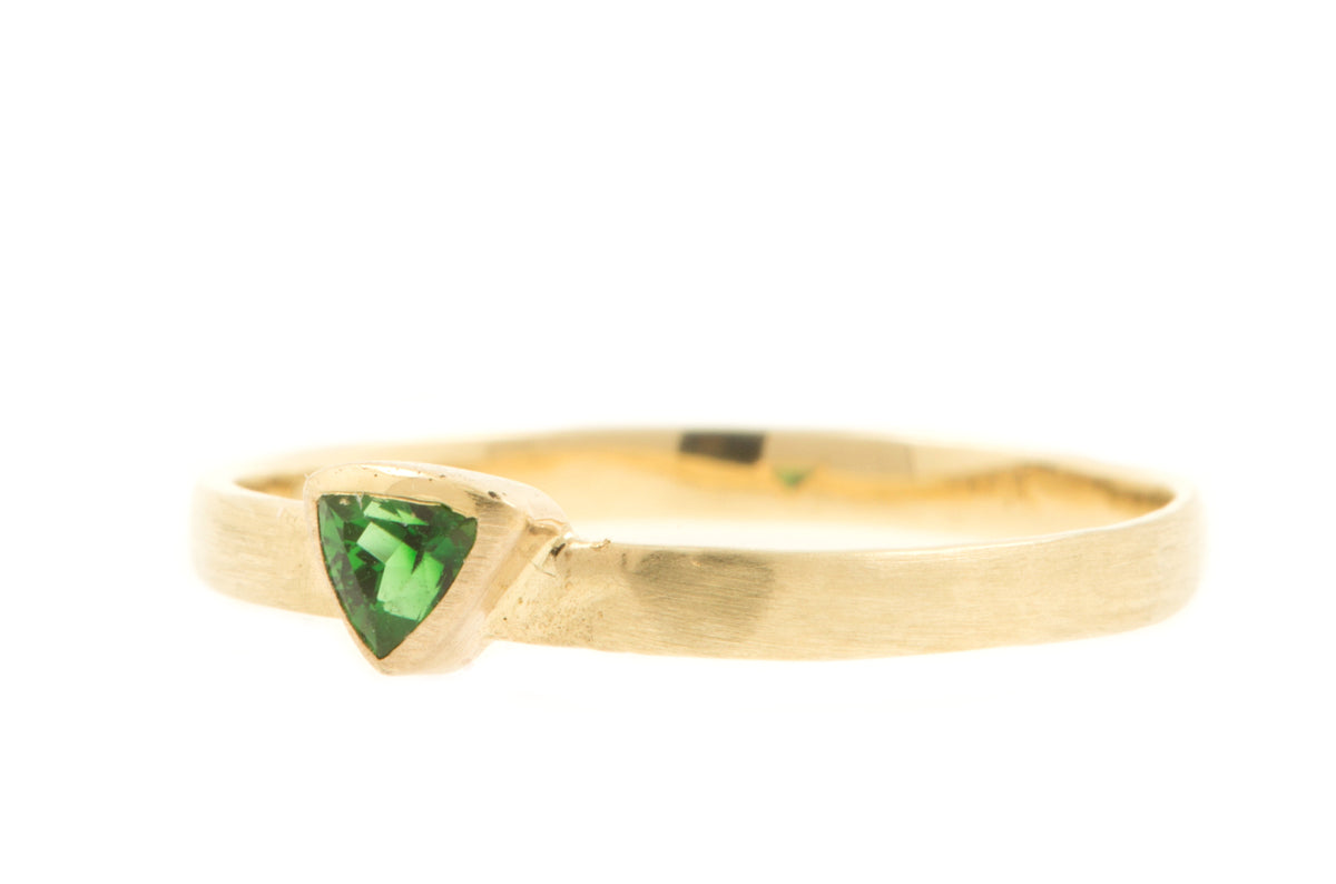 Handgemaakte en fairtrade gehamerde fijne geelgouden ring met driehoekige groene chroom diopside