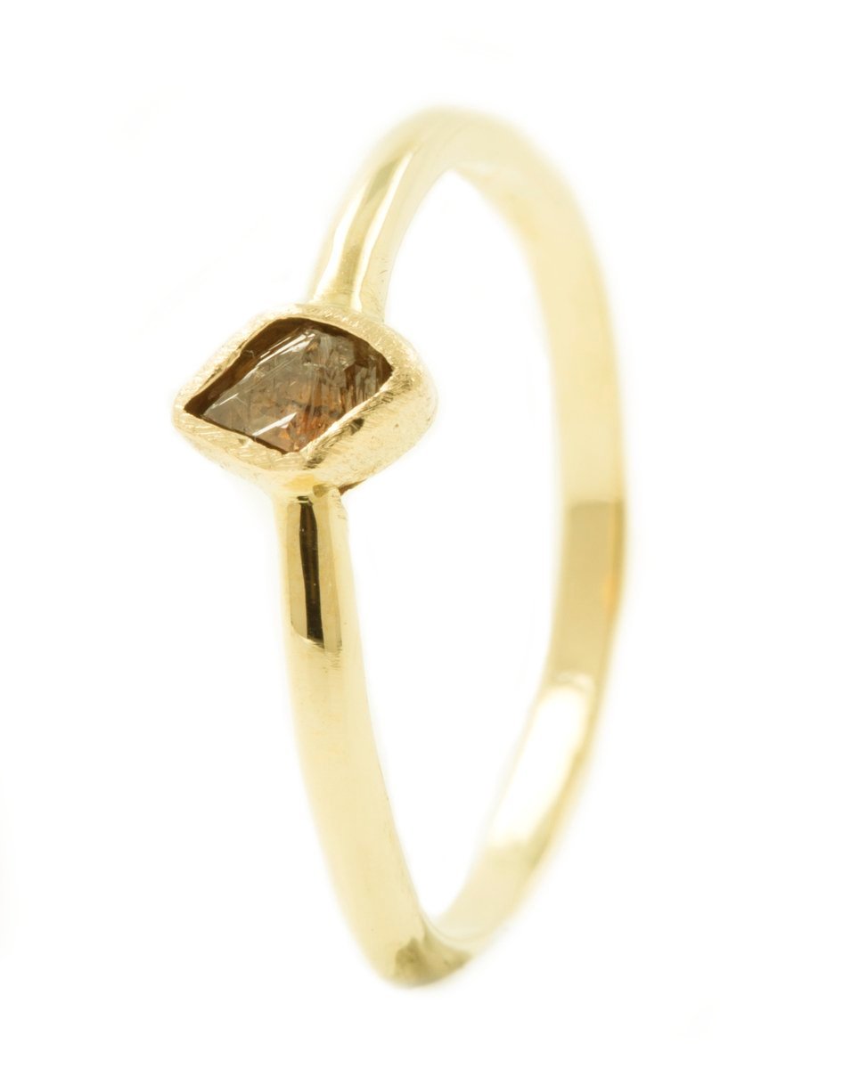 Handgemaakte en fairtrade organische geelgouden ring met ruwe diamant