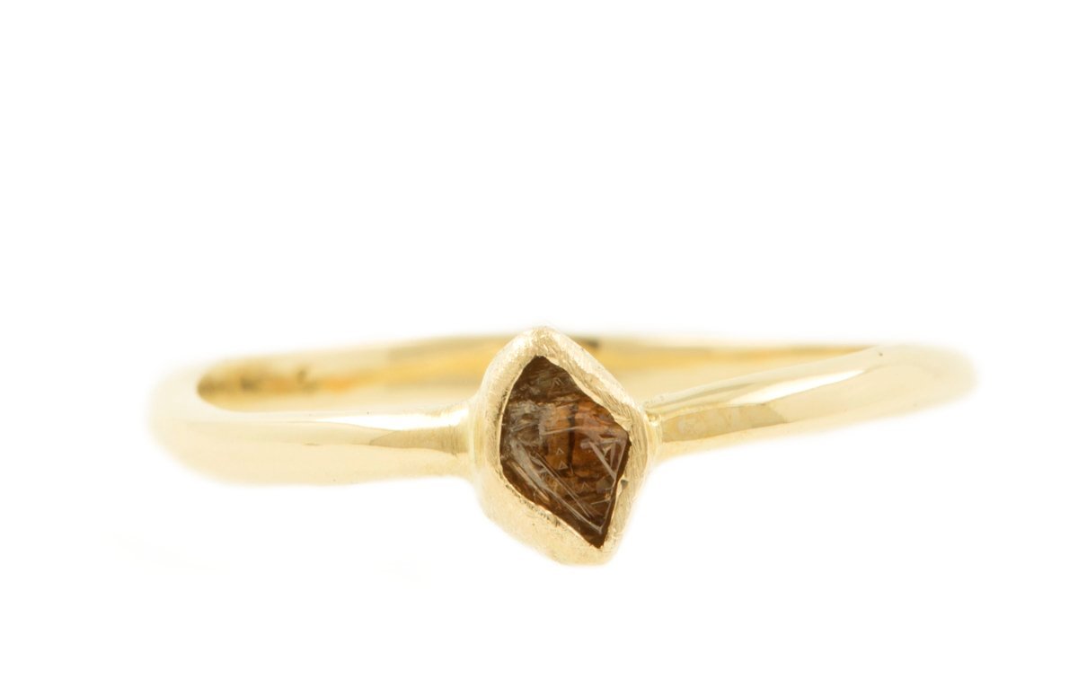 Handgemaakte en fairtrade organische geelgouden ring met ruwe diamant