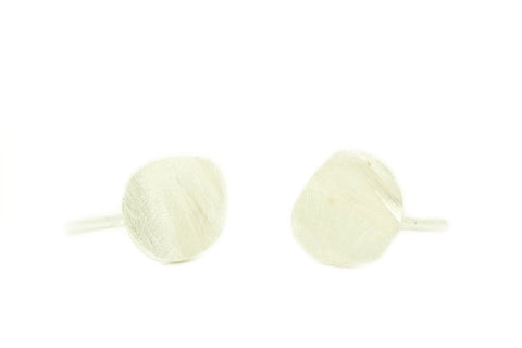 Zilveren handgemaakte en fairtrade oorbellen in de vorm van onregelmatige cirkels