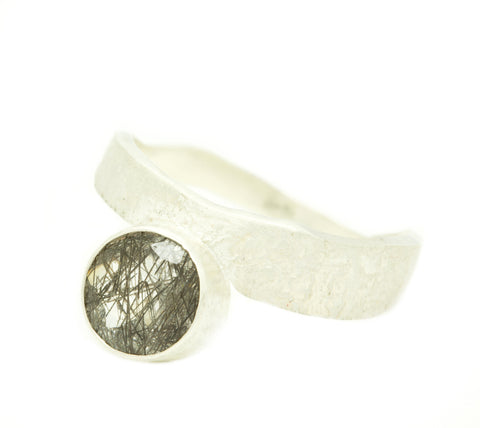 Handgemaakte en fairtrade zilveren ring met relief en kwarts 