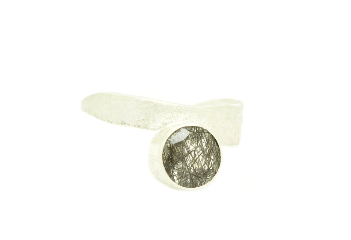 Handgemaakte en fairtrade zilveren ring met relief en kwarts 