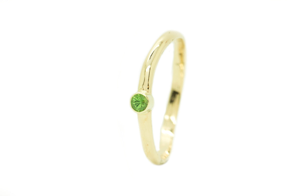 Handgemaakte en fairtrade organische geelgouden ring met groene tsavoriet