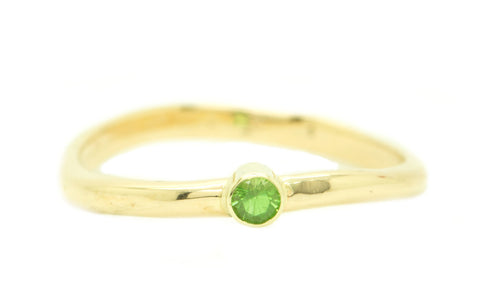 Handgemaakte en fairtrade organische geelgouden ring met groene tsavoriet