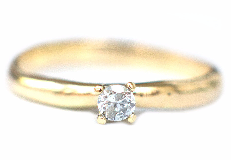 Handgemaakte en fairtrade organische gouden ring met briljant geslepen diamant