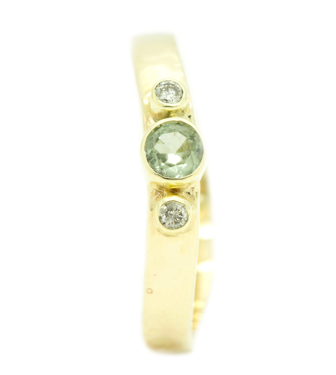  Handgemaakte en fairtrade organische gouden ring met diamantjes en saffier