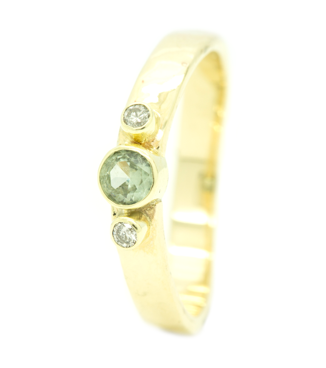  Handgemaakte en fairtrade organische gouden ring met diamantjes en saffier