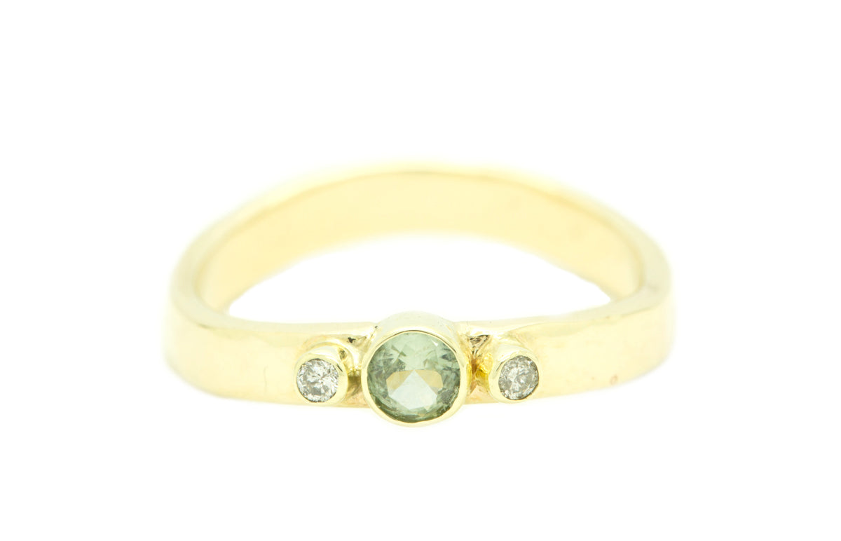  Handgemaakte en fairtrade organische gouden ring met diamantjes en saffier