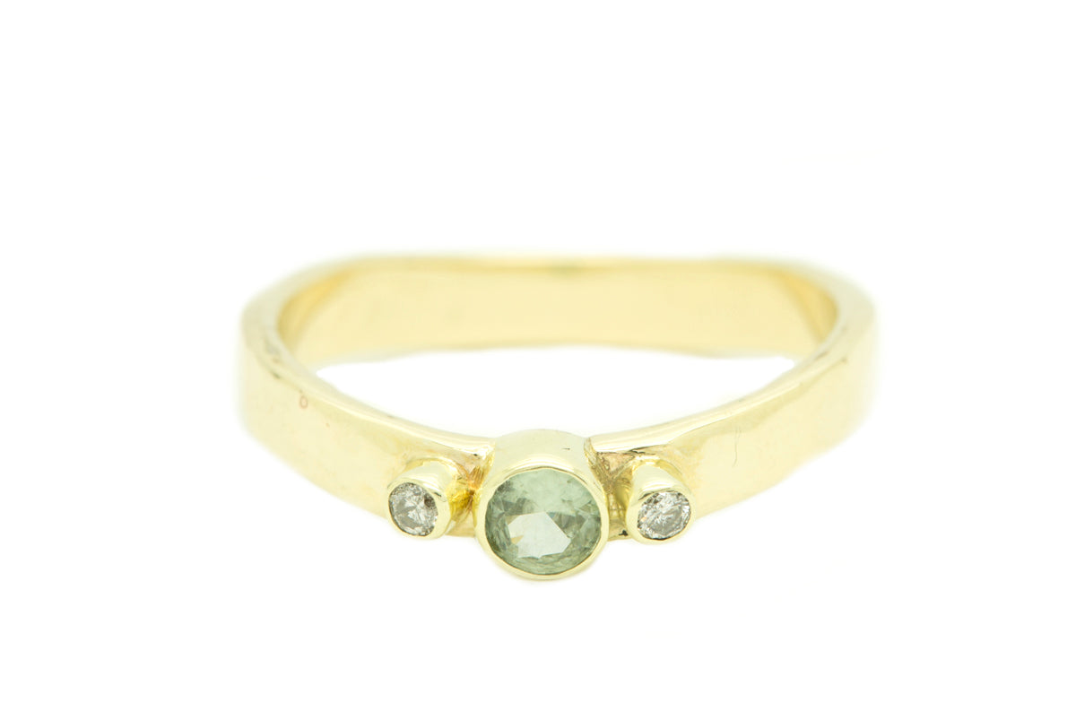 Handgemaakte en fairtrade organische gouden ring met diamantjes en saffier