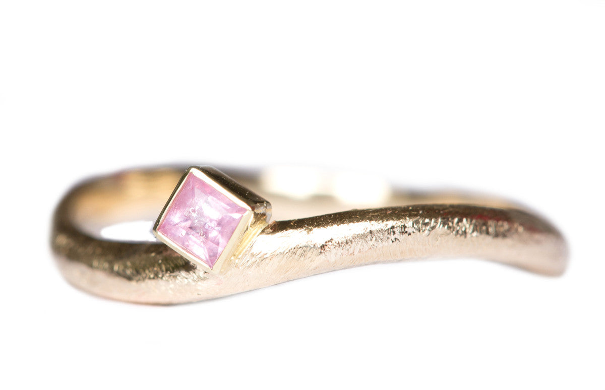 Handgemaakte en fairtrade organische geelgouden ring met roze saffier