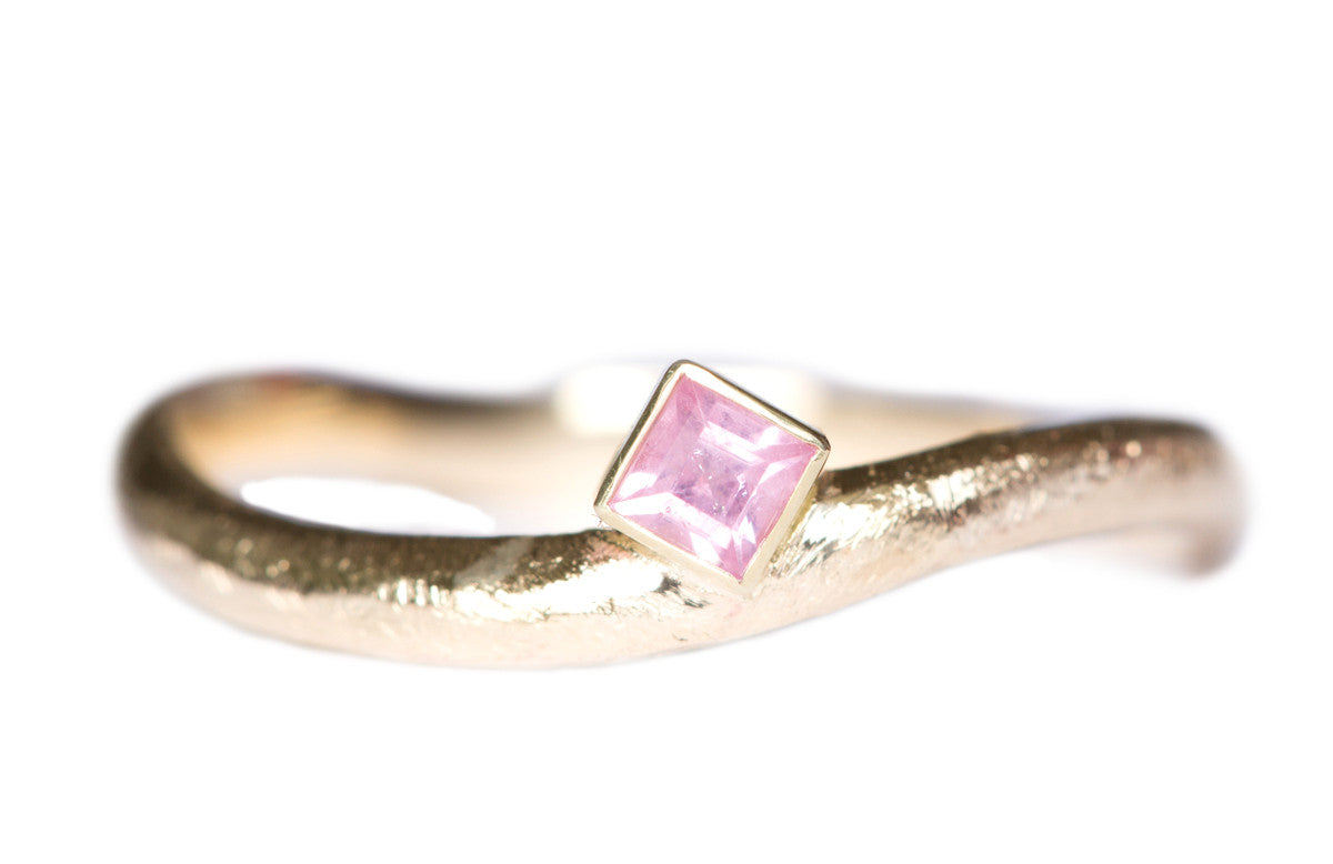 Handgemaakte en fairtrade organische geelgouden ring met roze saffier