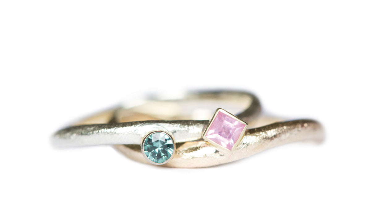 Handgemaakte en fairtrade organische witgouden ring met toermalijn