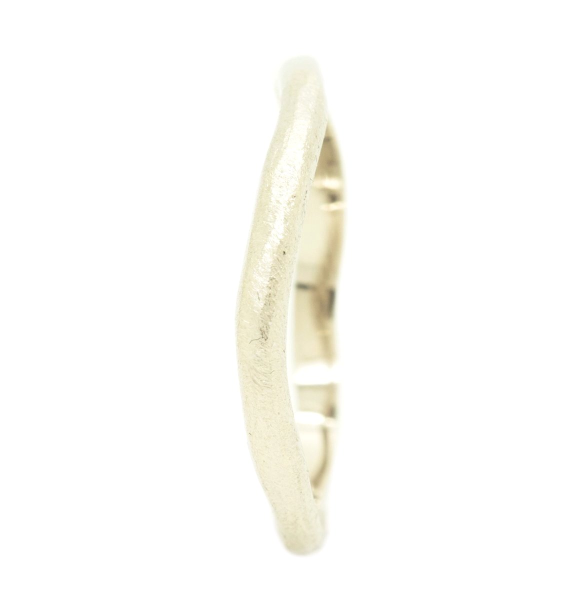 Handgemaakte en fairtrade witgouden ruwe organische ring