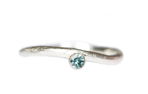 Handgemaakte en fairtrade organische witgouden ring met toermalijn