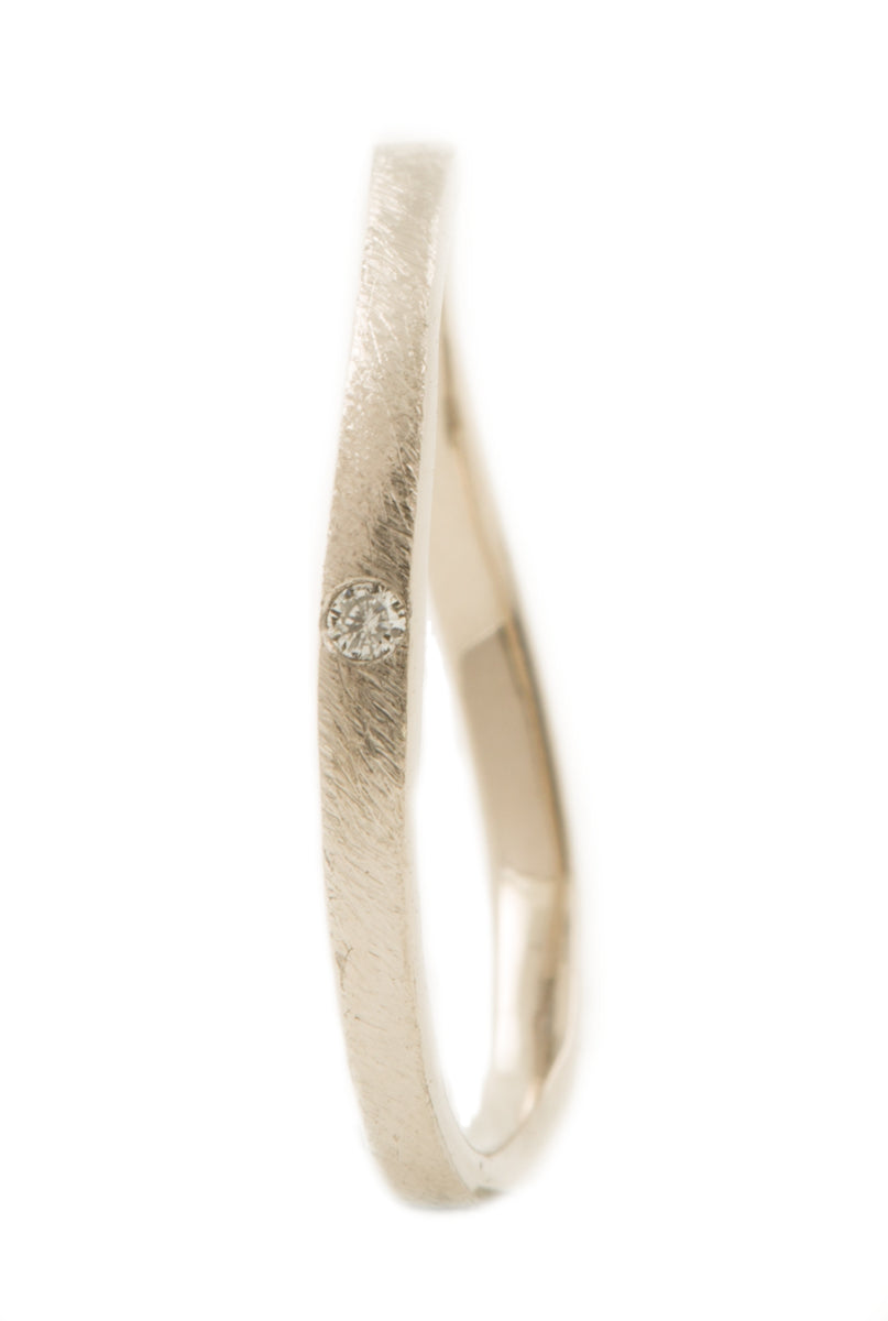 Handgemaakte en fairtrade fijne ruwe organische witgouden ring met diamantje