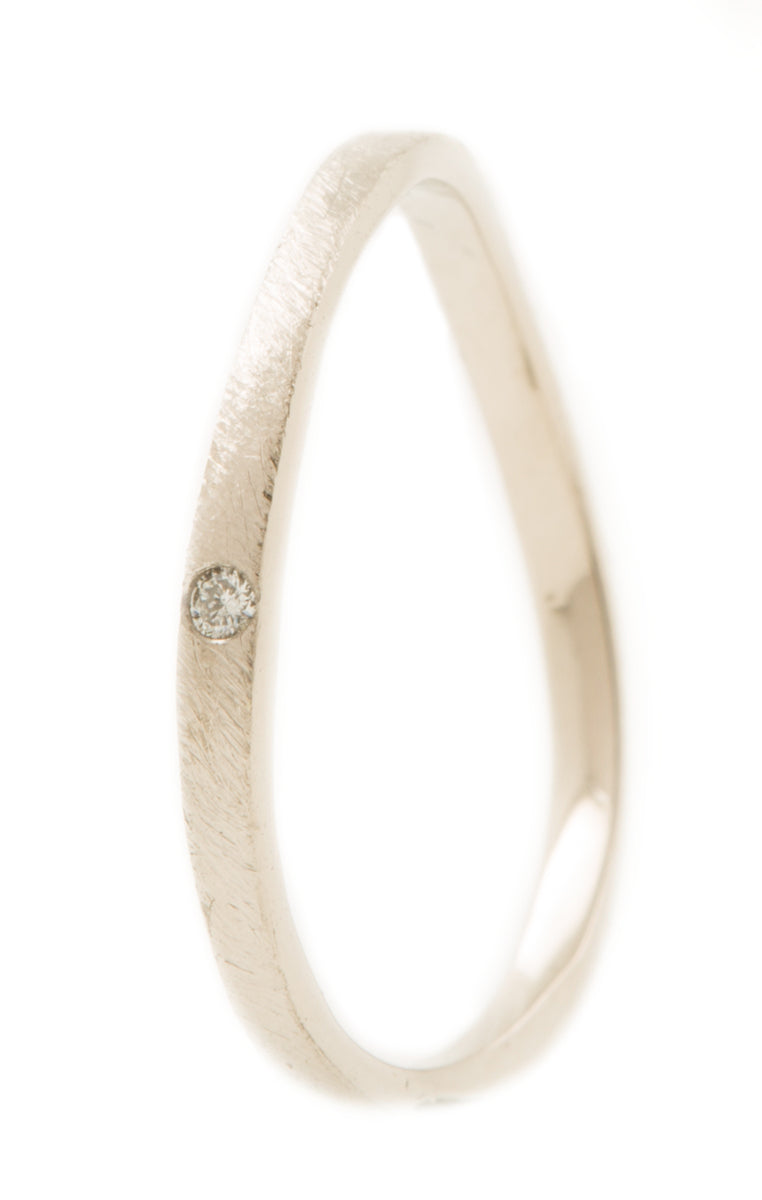 Handgemaakte en fairtrade fijne ruwe organische witgouden ring met diamantje