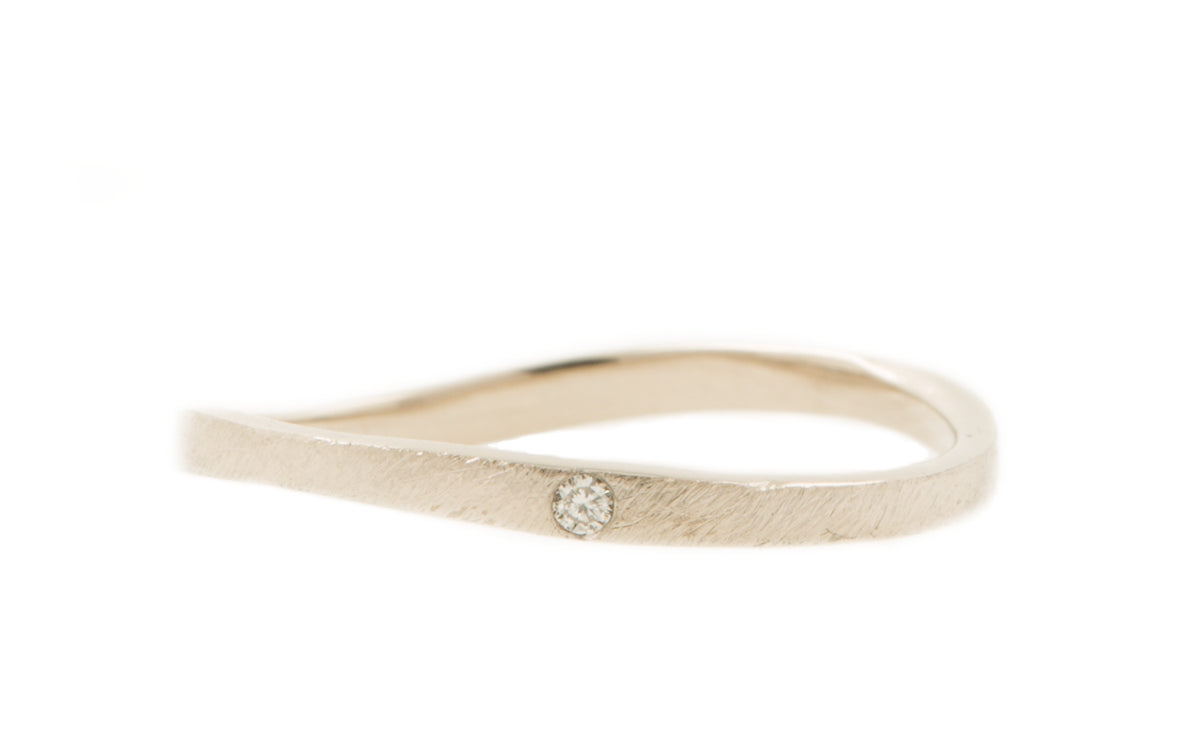 Handgemaakte en fairtrade fijne ruwe organische witgouden ring met diamantje