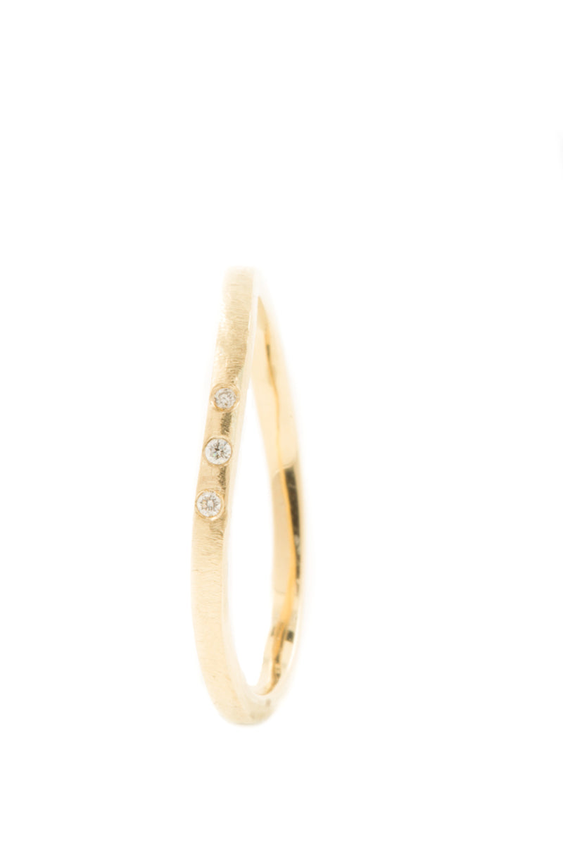 Handgemaakte en fairtrade fijne organische gouden ring met drie kleine fairtrade diamantjes