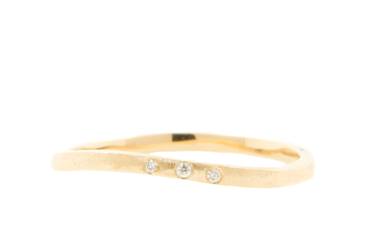 Handgemaakte en fairtrade fijne organische gouden ring met drie kleine fairtrade diamantjes