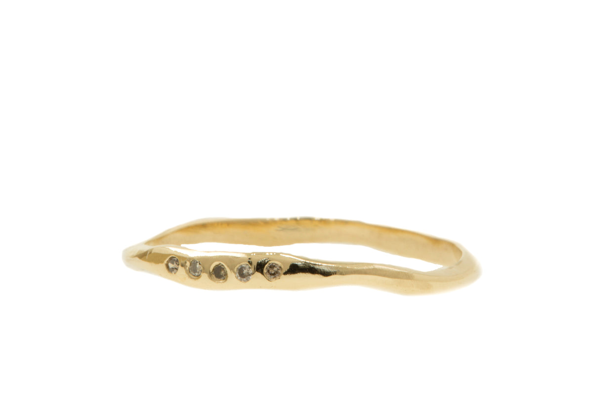 Handgemaakte en fairtrade geelgouden ring met vijf kleine bruine diamantjes
