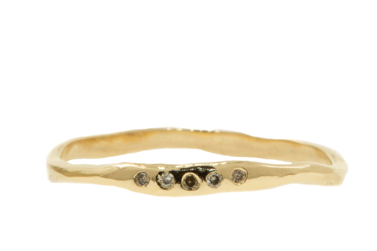 Handgemaakte en fairtrade geelgouden ring met vijf kleine bruine diamantjes