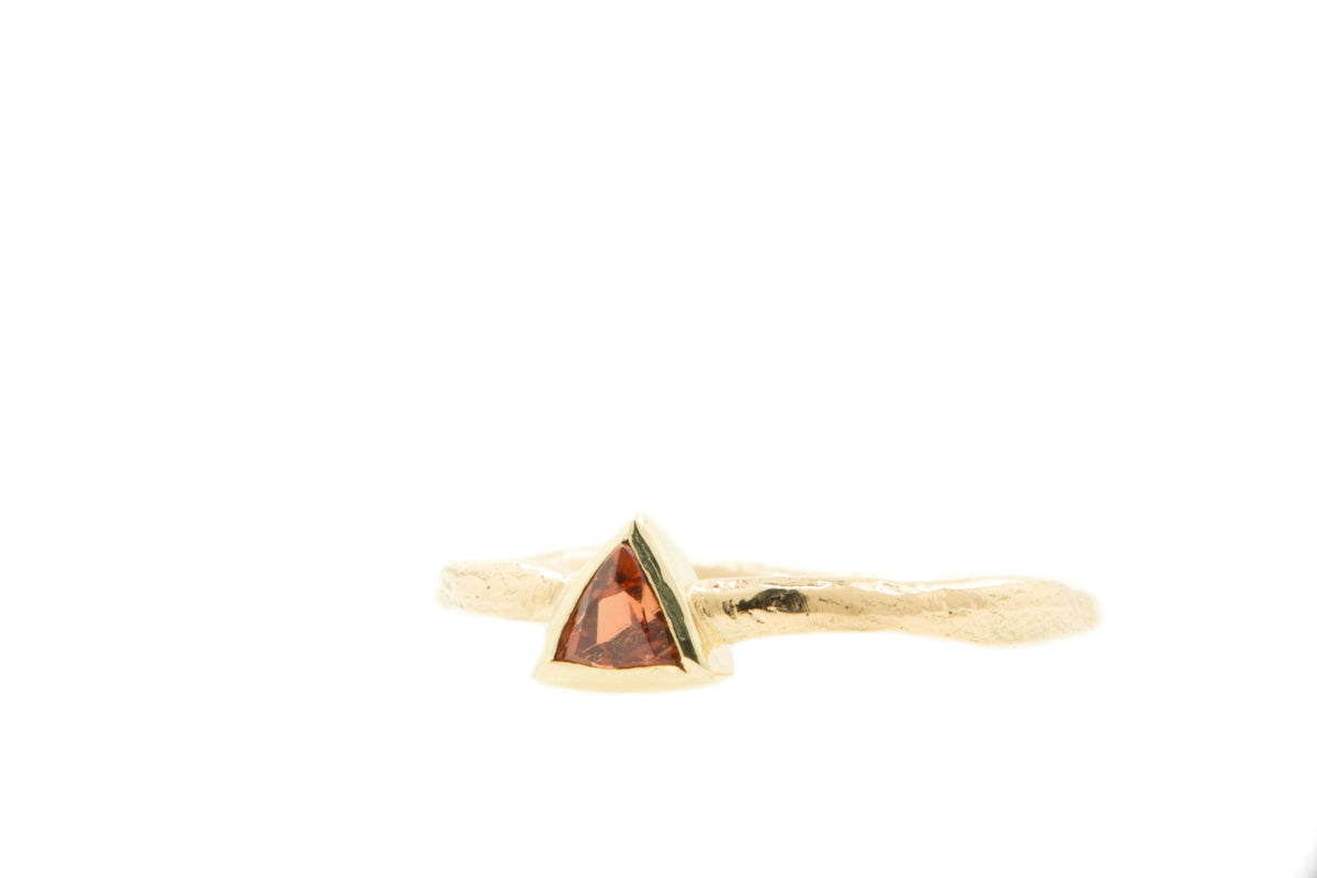 Handgemaakte en fairtrade licht organische fijne geelgouden ring met driehoekige rood oranje granaat