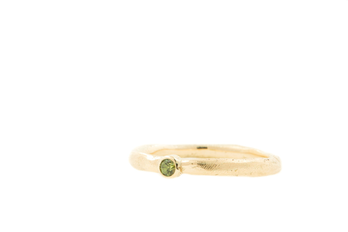 Handgemaakte en fairtrade organische geelgouden ring met groene saffier