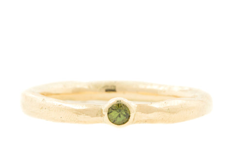 Handgemaakte en fairtrade organische geelgouden ring met groene saffier