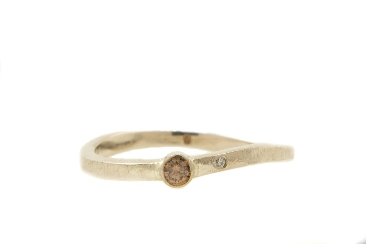 Handgemaakte en fairtrade fijne witgouden ring met bruine en witte diamant