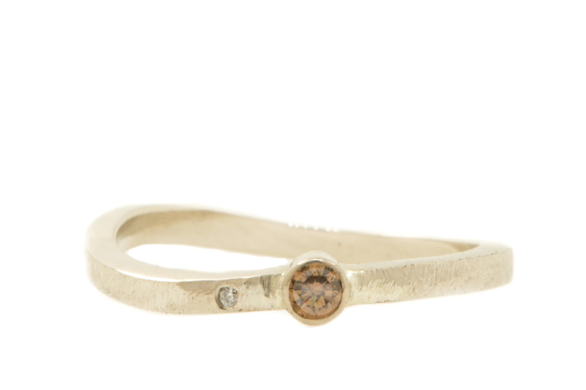 Handgemaakte en fairtrade fijne witgouden ring met bruine en witte diamant