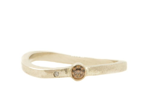 Handgemaakte en fairtrade fijne witgouden ring met bruine en witte diamant