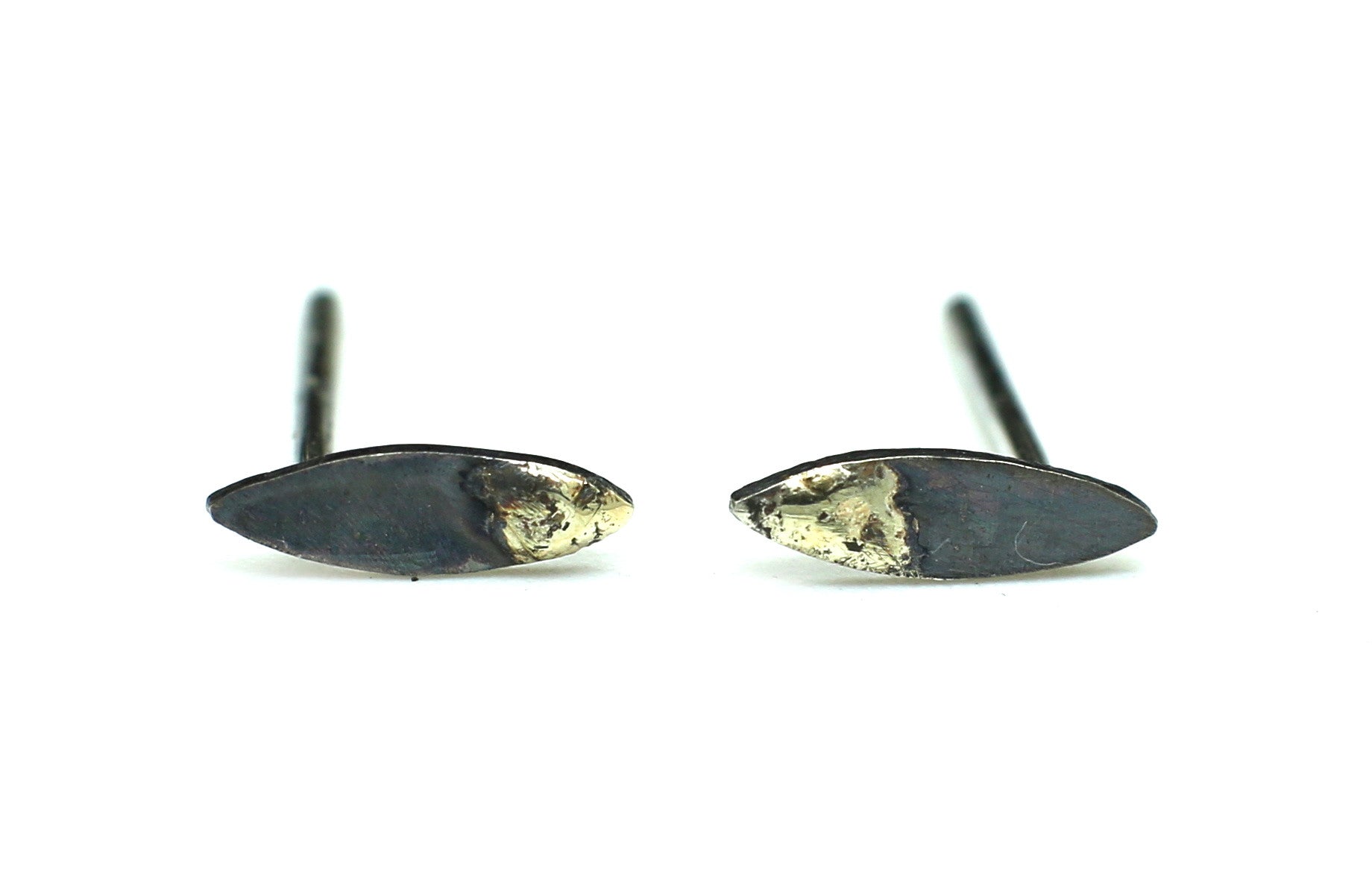 Handgemaakte en zilveren ovale geoxideerde oorbellen met goud