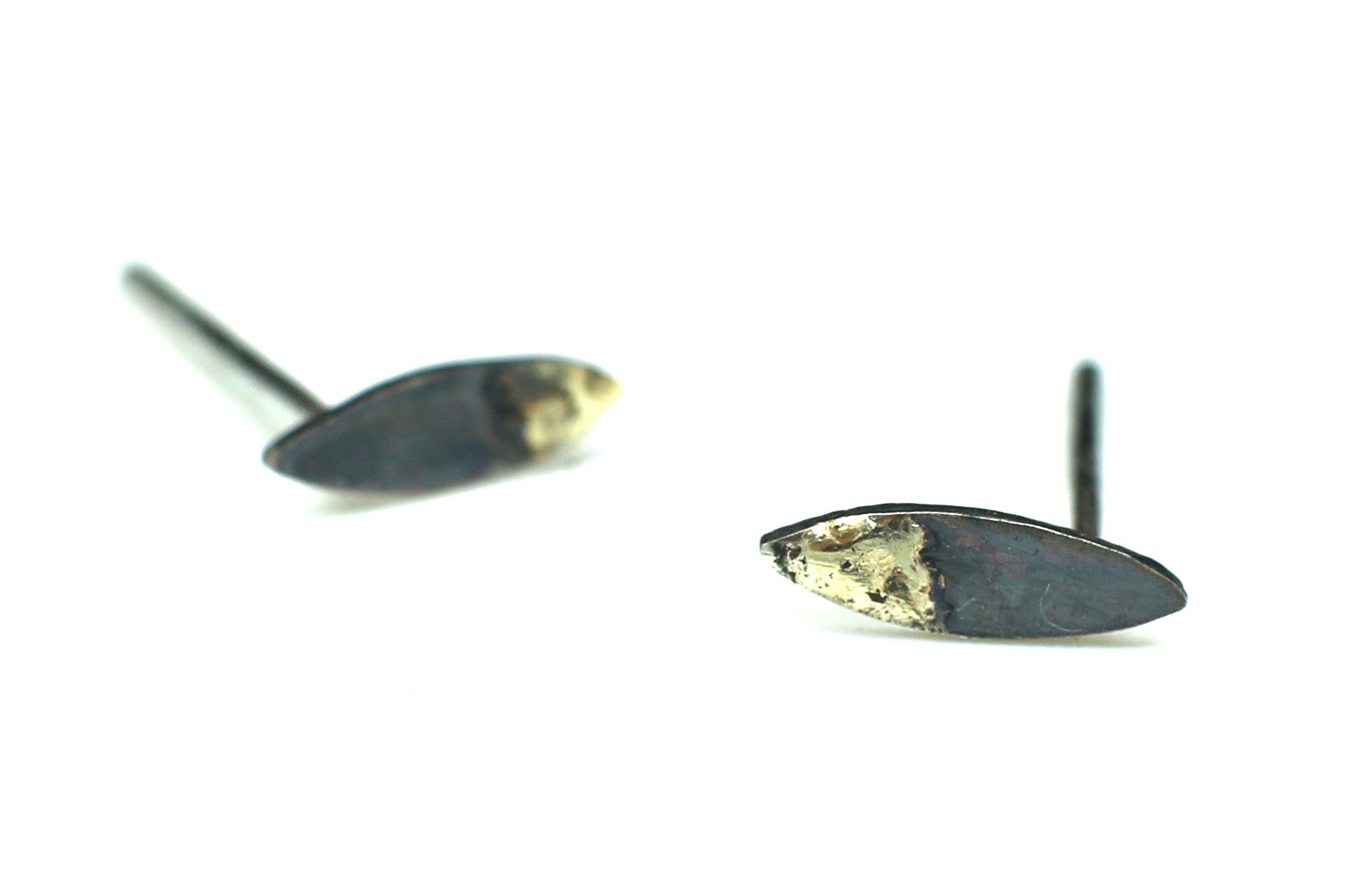 Handgemaakte en zilveren ovale geoxideerde oorbellen met goud