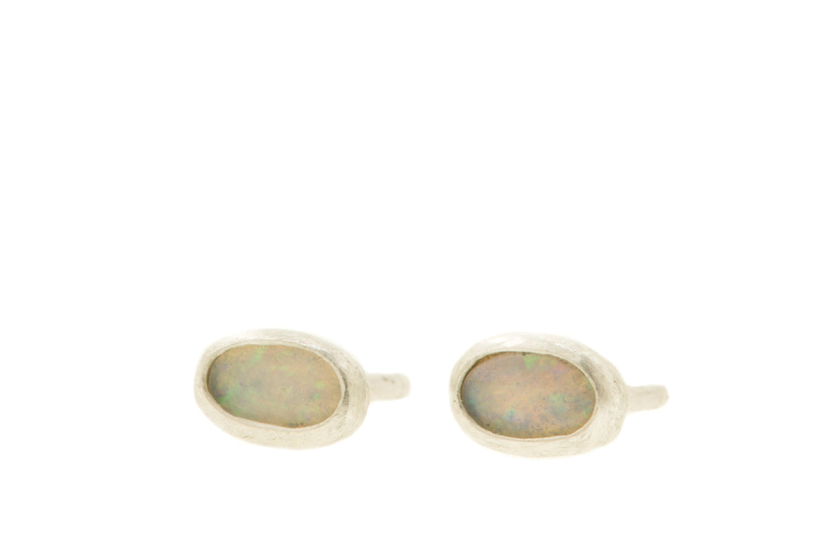Handgemaakte en fairtrade ovale zilveren oorknopjes met opaal